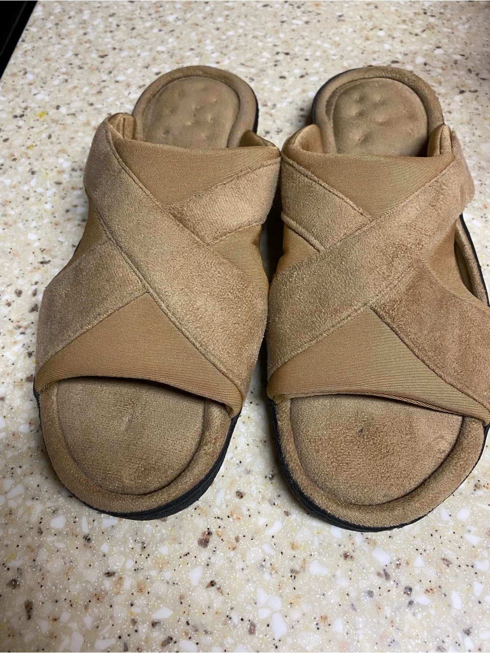 Contours By Isotoner Women’s slippers Tan